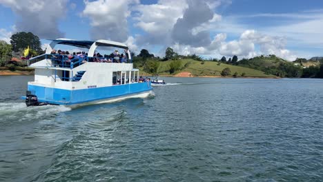 Touristic-Colombian-boat-sailing-in-the-lakes-of-Guatape,-Medellin
