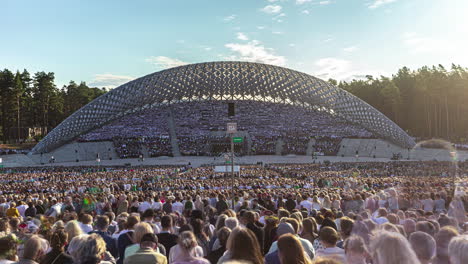 Timelapse-Thousands-of-people-at-Latvian-song-and-dance-festival