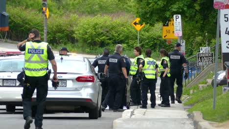 Während-Des-G7-Gipfels-2018-Versammelten-Sich-Kanadische-Polizisten-Um-Fahrzeuge