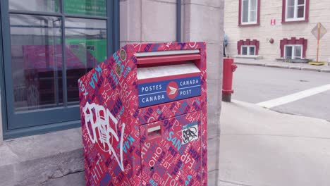 Breite-Eines-Briefkastens-Der-Kanadischen-Post-In-Der-Stadt-Québec