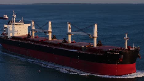 Bulk-carrier-Tommi-Unity-flying-under-the-flag-of-the-Marshall-Islands-sails-onwards