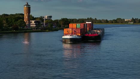 El-Buque-Portacontenedores-The-Millennium-Navegando-Por-El-Río-Oude-Maas,-Aéreo