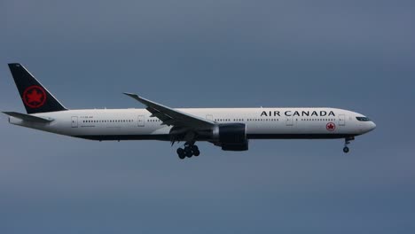 Air-Canada-Flugzeug-Im-Sinkflug-Mit-Eingeschaltetem-Fahrwerk