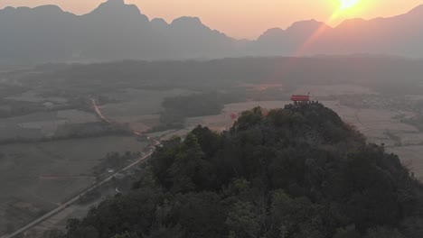 Increíble-Punto-De-Vista-En-Vang-Vieng-Laos-Durante-El-Amanecer,-Aéreo