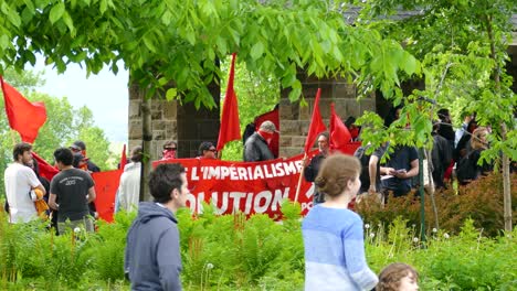 Demonstranten-Halten-Ein-Großes-Banner-Der-Sowjetunion,-Das-Für-Ihre-Agenda-Wirbt