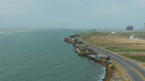 Toma-De-Drone-De-La-Famosa-Calle-De-Comida-Do-Darya-Sea-View-Road,-Karachi,-Pakistán
