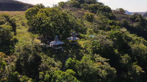 Traditioneller-Sumbanischer-Pavillon-In-Tropischen-Waldbergen-Auf-Der-Insel-Sumba,-Ost-Nusa-Tenggara,-Indonesien