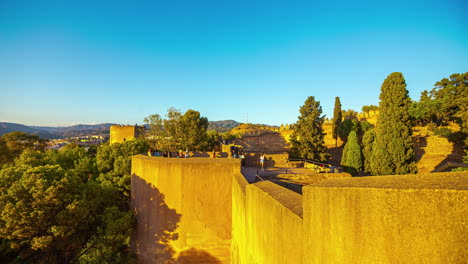 Reges-Touristisches-Treiben-Im-Zeitraffer-Im-Historischen-Castillo-De-Gibralfaro