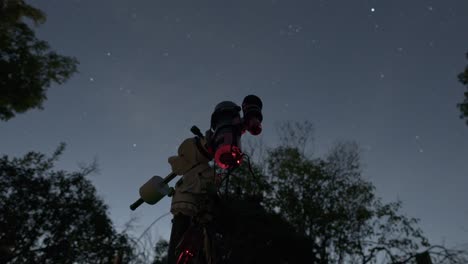 Das-Auf-Einem-Star-Tracker-Montierte-Teleskop-Fotografiert-Den-Nachthimmel-Mit-Wolken