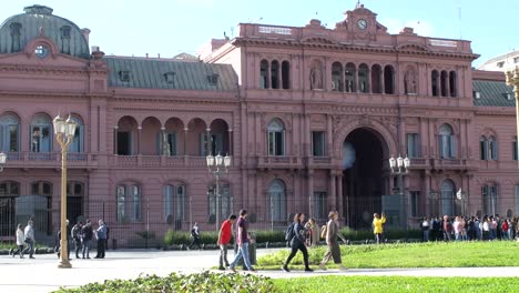 Weitblick-Auf-Fußgänger,-Die-An-Der-Casa-Rosada,-Dem-Argentinischen-Präsidentenpalast,-Vorbeikommen