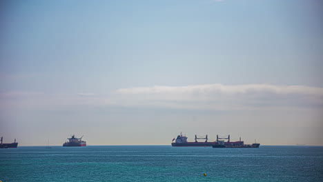 Containerschiffe-Vor-Dem-Hafen-Von-Algeciras-Liegen-Vor-Anker-Und-Sind-Bereit-Zum-Be--Oder-Entladen-–-Zeitraffer