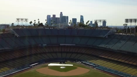 Vista-Aérea-Que-Se-Eleva-Sobre-El-Estadio-De-Los-Dodgers,-Hacia-El-Horizonte-De-Los-Ángeles,-Estados-Unidos.