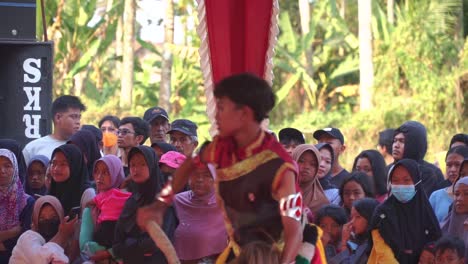 Bailarines-Tradicionales-De-Indonesia-Mostrando-Actuaciones-Para-La-Multitud.