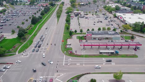 Casey-Tankstelle-Aus-Vernon-Hills,-Illinois,-Betankt-Mit-Einem-Tankzug