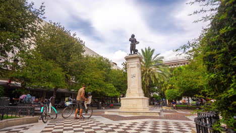 Statue-Und-Fußgängerverkehr-In-Einem-Park-In-Sevilla,-Spanien---Zeitraffer