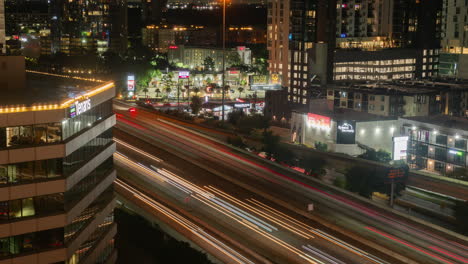 Nachtzeitraffer-Von-Viel-Verkehr-Und-Gebäuden-In-Der-Innenstadt,-Houston,-Texas