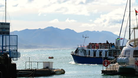 Un-Barco-De-Avistamiento-De-Ballenas-Repleto-De-Turistas-Sale-Del-Puerto-Nuevo-De-Hermanus