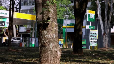 Fahrzeuge-Fahren-An-Einer-Tankstelle-In-Brasilien-Vorbei
