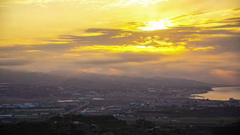 Dramatischer-Sonnenaufgang-Im-Zeitraffer-über-Malaga-Mit-Rollenden-Wolken