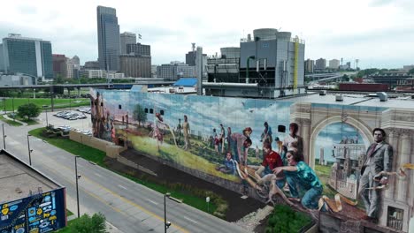 Mural-De-Tierra-Fértil-En-El-Exterior-Del-Centro-De-Energía-De-Omaha---Planta-De-California-St-En-Omaha,-Nebraska