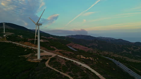 Hohe-Luftaufnahme-Der-Berge-Mit-Den-Windmühlen-In-Der-Nähe-Des-Ornithologischen-Instituts-In-Der-Nähe-Von-Tarifa-In-Spanien