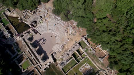 Zerstörte-Steinmauern-Und-Gladiatorengebäude-Der-Antiken-Römischen-Stadt-Butrint-Und-Erkundung-Des-Amphitheaters,-Reise-Durch-Die-Geschichte