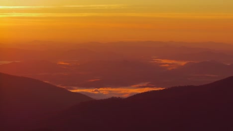 Sonnenaufgang-über-Den-Bergen-Und-Wolken-Des-Blue-Ridge-Parkway-In-Asheville,-North-Carolina