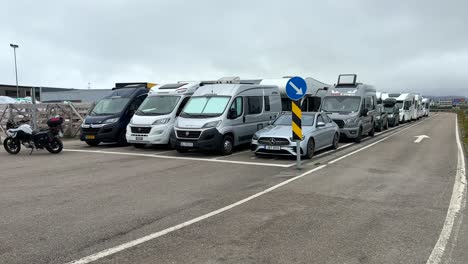 Autos-Und-Wohnmobile-Warten-Morgens-Im-Hafen-Von-Andenes-Darauf,-An-Bord-Der-Fähre-Zu-Gehen