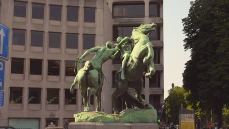 Estatua-De-Lutte-Equestre-En-Bruselas,-Bélgica,-Inclinación-Lenta-Hacia-Abajo