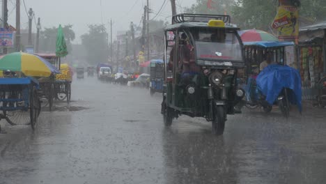 Starke-Regenfälle-In-Einer-Ländlichen-Indischen-Stadt-Nach-Intensiver-Hitzewelle-Im-Sommer