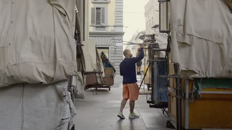 Straßenhändler-Bereitet-Seinen-Stand-Auf-Dem-Historischen-Ledermarkt-Von-Florenz-Vor