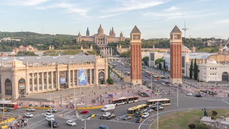 Impresionante-Time-lapse-De-La-Rotonda-De-Plaza-D&#39;espanya-En-Barcelona-Con-El-Majestuoso-Palacio-Nacional-Con-Mucho-Tráfico,-Monumentos-Españoles,-Paisaje-Urbano-Y-Turismo