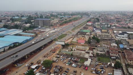 Coches-Y-Camiones-Circulando-Por-Un-Puente-De-Carretera-De-Un-Asentamiento-Suburbano-En-Lagos-Nigeria