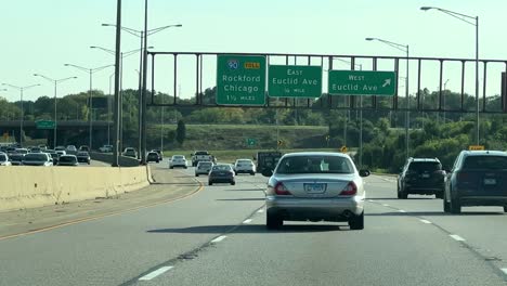 Conduciendo-Detrás-De-Un-Coche-En-La-Autopista-I53-En-Los-Suburbios-De-Chicago