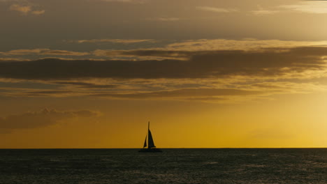 Silhouette-Eines-Segelboots-Im-Meer-Bei-Sonnenuntergang