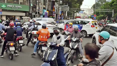 La-Pura-Comodidad-Y-Fácil-Maniobrabilidad-Han-Hecho-De-La-Motocicleta-Un-Medio-De-Transporte-Muy-Preferido-En-La-Ciudad-De-Ho-Chi-Minh.