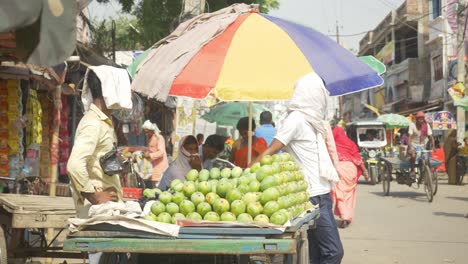 Los-Vendedores-Ambulantes-De-Frutas-De-La-India-Cubrieron-La-Cara-En-Una-Calurosa-Tarde-De-Verano,-Ola-De-Calor.