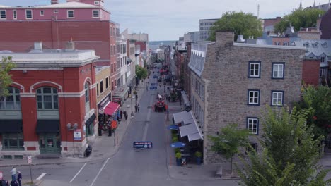 Amplia-Cámara-Lenta-De-La-Rue-Saint-jean-En-La-Ciudad-De-Quebec-Canadá