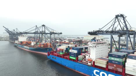 Südasiens-Größter-Und-Geschäftigster-Tiefseehafen-Karachi-Port-Trust,-Frachtcontainer-Stapeln-Sich-Auf-Schiffe