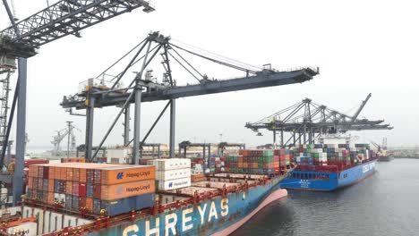 Containerschiffe-Legten-Am-Größten-Und-Tiefsten-Seehafen-Südasiens,-Dem-Karachi-Port-Trust-Terminal,-An