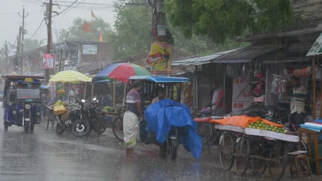 Verkehr-Auf-Den-Straßen-Einer-Ländlichen-Indischen-Stadt-Bei-Starkem-Regen-Nach-Intensiver-Hitzewelle-Im-Sommer,-Weitwinkelaufnahme