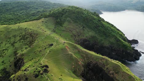Exuberantes-Colinas-Verdes-Y-Vista-Al-Mar-En-Baras,-Catanduanes,-Filipinas---Toma-Aérea-De-Drones