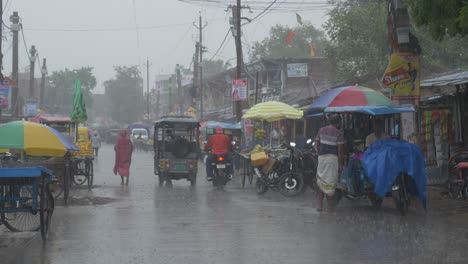 Straßen-Einer-Indischen-Ländlichen-Stadt-Bei-Starkem-Regen,-Zyklon-Biparjoy-Hinterlässt-Nachwirkungen