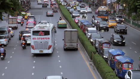 Hora-Punta-De-Tráfico-Por-La-Tarde-Frente-A-MBK,-Un-Famoso-Centro-Comercial-En-El-Corazón-De-La-Ciudad-De-Bangkok,-Tailandia,-En-El-Sudeste-Asiático