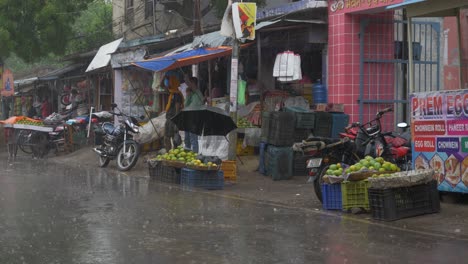 Straßenverkäufer-Bei-Starkem-Regen-In-Der-Ländlichen-Indischen-Stadt,-Weitwinkelaufnahme