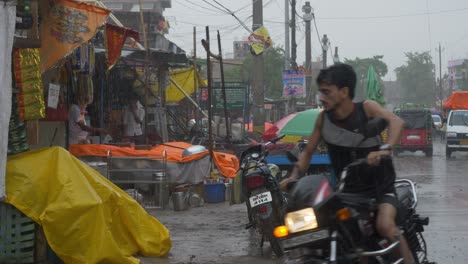 Straßenverkäufer-Bei-Starkem-Regen-Nach-Der-Hitzewelle-Im-Sommer