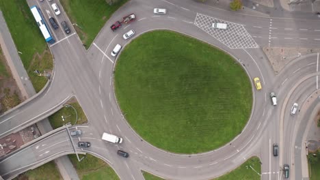 Traffic-driving-in-roundabout-in-Roslagstull,-Stockholm,-Sweden