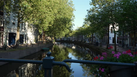 Calle-Lage-Gouwe-Con-Reflejos-De-La-Naturaleza-Sobre-Canales-En-Gouda,-Holanda-Del-Sur,-Países-Bajos