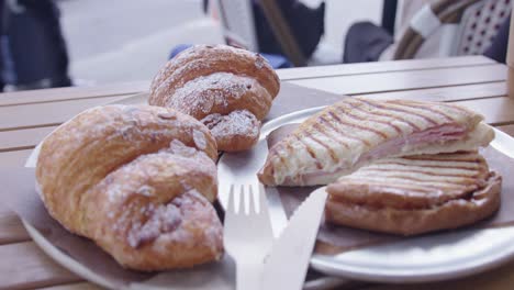Cerca-De-Croissants-Y-Un-Sándwich-Croque-Monsieur-En-Una-Cafetería