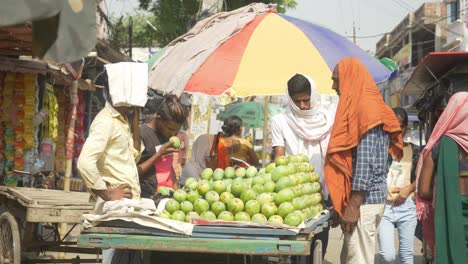 Menschen-Bedeckten-Den-Kopf-In-Der-Heißen-Sommerhitzewelle,-Indischer-Straßenhändler